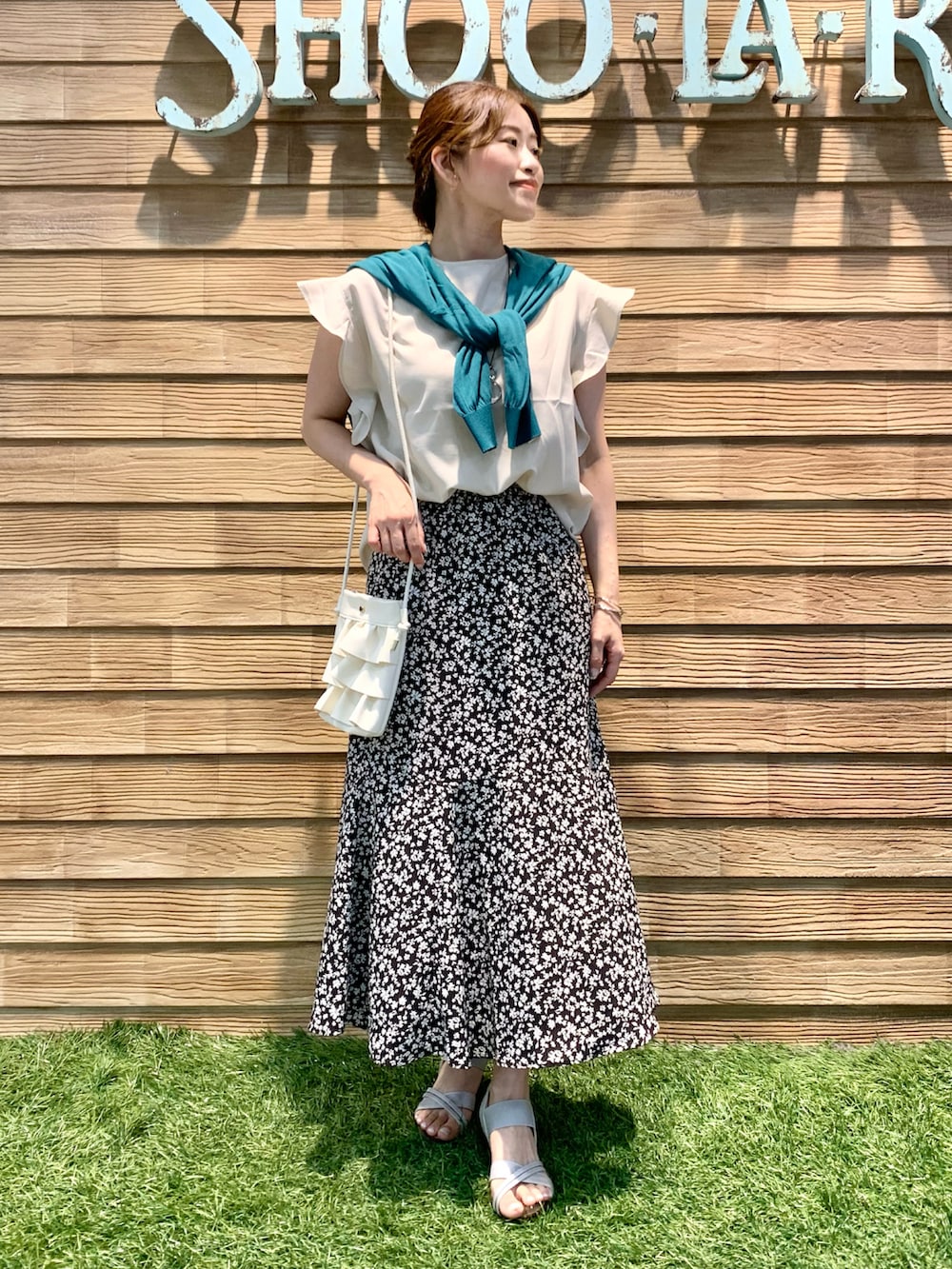 「シューラルー、ドレスキップ、大人カジュアル、きれいめカジュアル、お出かけコーデ、ベージュ、ブラウス、グリーン、カーディガン、花柄、ロングスカート、ショルダーバッグ、プチプラ、セットアップ、スウィーツ同盟会」|「DRESKIPの【セットアップ可/イージーケア】オンにもオフにも!お袖フリルブラウス(シャツ/ブラウス、ベージュ系)」を使った、E r i さん(骨格ウェーブ・レディース・162cm)の秋コーディネートの2枚目の写真