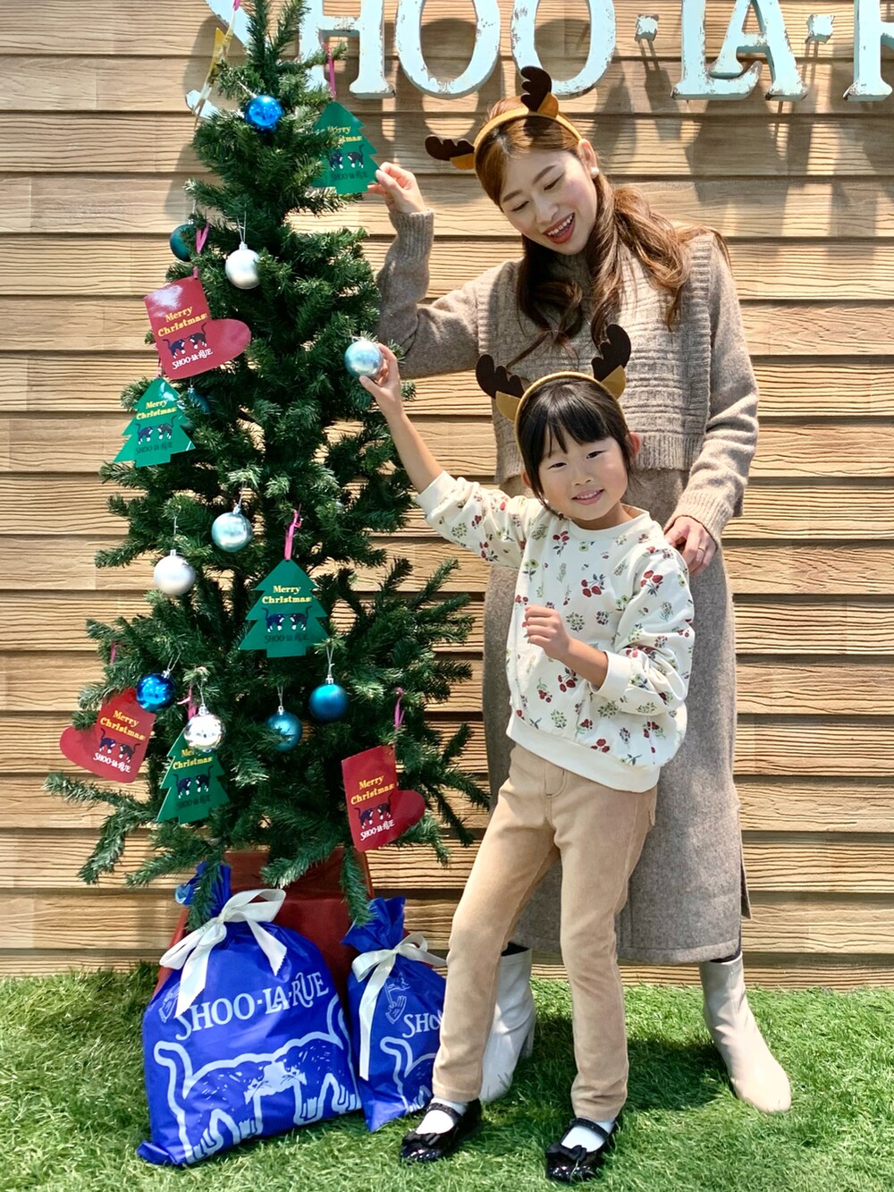 ブラウン系のワンピース、ホワイト系のブーツ、ベージュ系のスウェットを着用したレディースの冬コーディネートの5枚目の写真