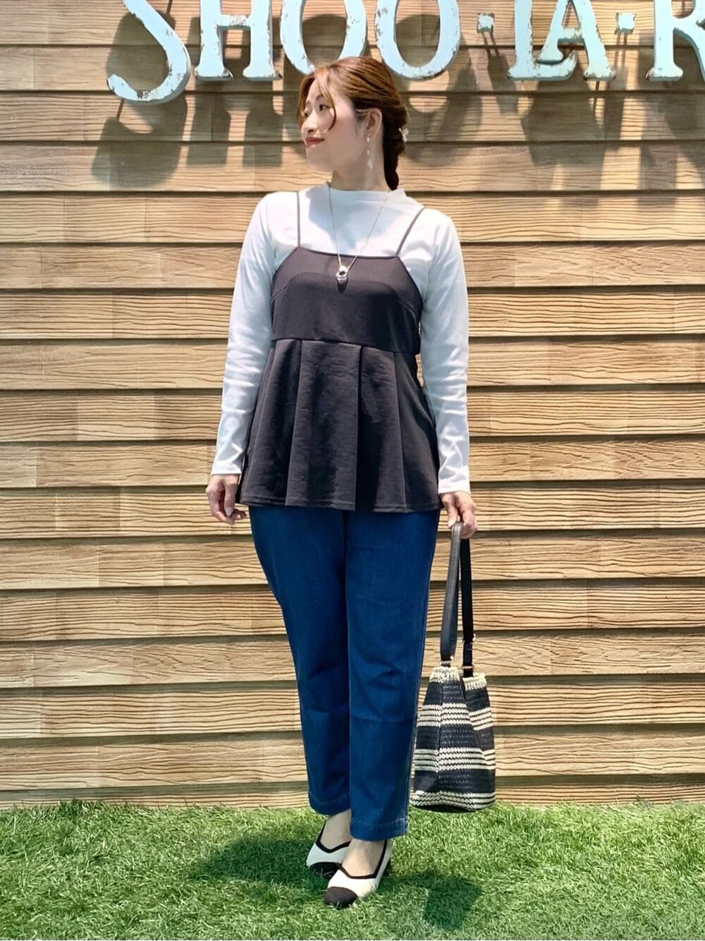 ブルー系のデニムパンツを着用したレディースの春コーディネートの3枚目の写真