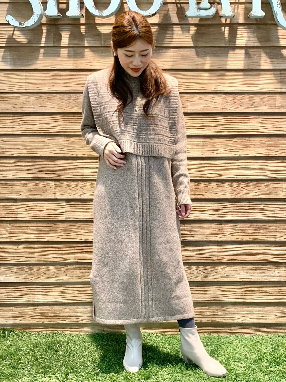 ブラウン系のワンピース、ホワイト系のブーツ、ベージュ系のその他を着用したレディースの冬コーディネートの2枚目の写真
