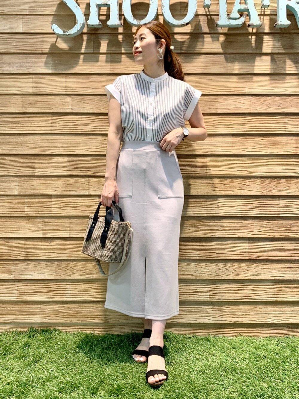 ホワイト系のシャツ/ブラウス、グレー系のスカート、グレー系のショルダーバッグを着用したレディースの夏コーディネートの3枚目の写真