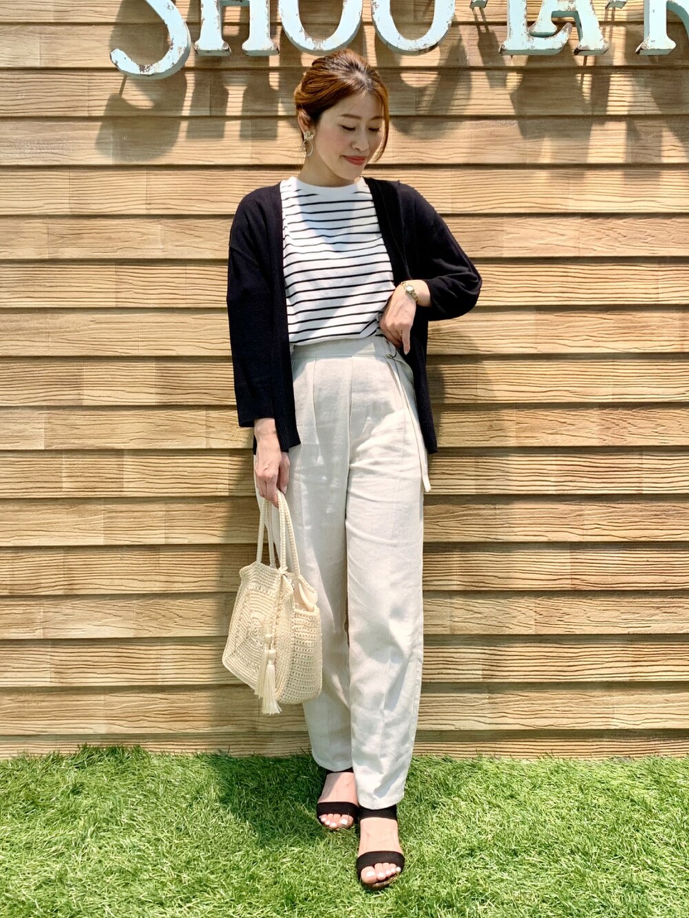 ブラック系のカーディガン/ボレロ、ブラック系のTシャツ/カットソー、ベージュ系のその他パンツを着用したレディースの夏コーディネートの3枚目の写真