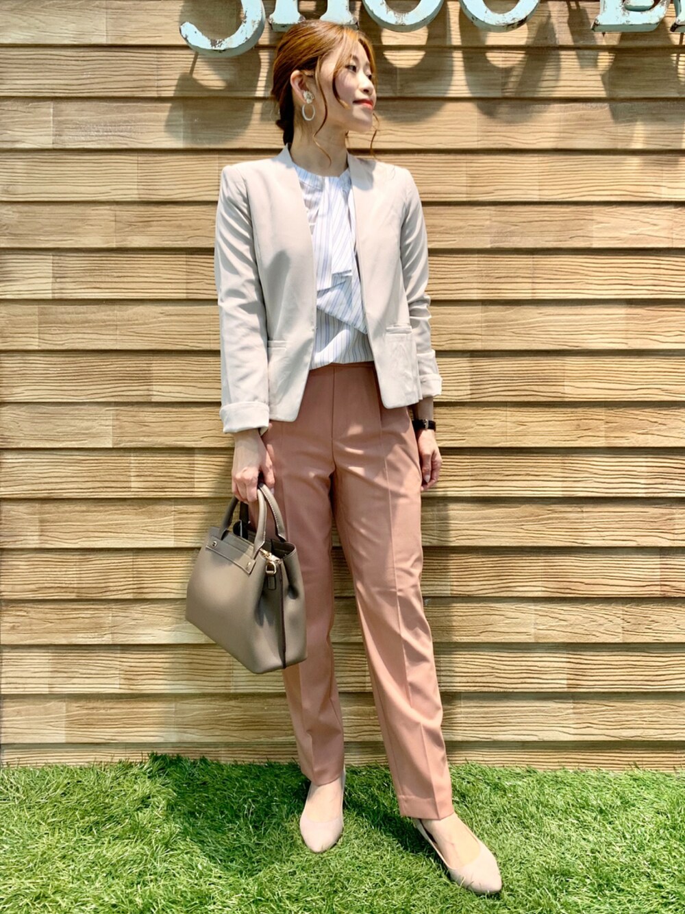 「シューラルー、ドレスキップ、春コーデ、春服みてみて、パステル映える春、フォーマル、オフィスカジュアル、通勤コーデ、ジャケット、シャツスタイル、カラーパンツ、パンツスタイル、STOP 誹謗中傷、WEARは皆の拠り所、グミ同盟」｜「SHOO・LA・RUEの【S-5L/洗濯機可/2WAYストレッチ】ダブルクロスVネックジャケット（ノーカラージャケット、ベージュ系）」を使った、E r i   さん（レディース・162cm）の春コーディネートの3枚目の写真