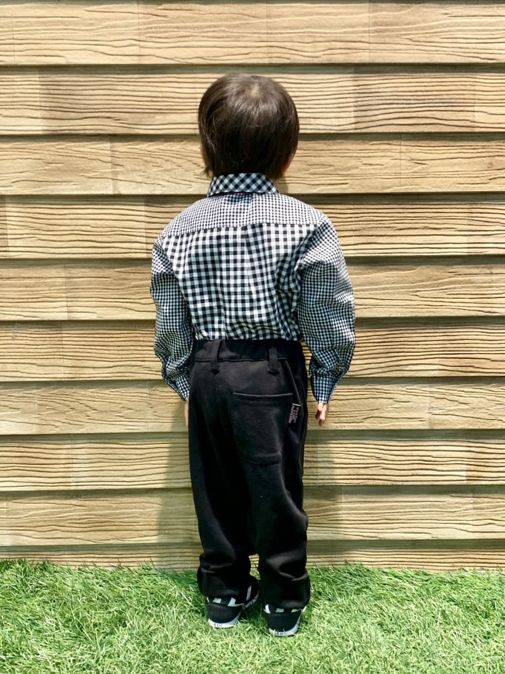「シューラルー、シューラルーキッズ、キッズ、卒園式、入園式、入学式、発表会、フォーマル、モノトーン、ブラック、ブラックコーデ、チェック、シャツスタイル、パンツスタイル、ネクタイコーデフェス2023」｜「SHOO・LA・RUEの【110-140cm/プチセレ】蝶ネクタイ付きシャツ（シャツ/ブラウス、ブラック系）」を使った、E r i   さん（骨格ウェーブ・キッズ・90cm）の春コーディネートの4枚目の写真