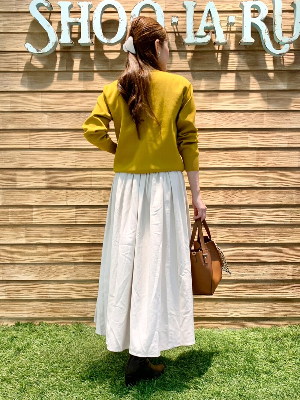 「シューラルー、ドレスキップ、大人カジュアル、きれいめカジュアル、シンプルコーデ、秋コーデ、秋冬コーデ、イエロー、カーディガン、ホワイト、スカート、トートバッグ、ブーツ、プチプラ、ゆかちゃんありがとう大好き❤️」|「DRESKIPの【洗える】パ-ル調ボタンスポンディッシュカーディガン(カーディガン/ボレロ、イエロー系)」を使った、E r i さん(骨格ウェーブ・レディース・162cm)の秋コーディネートの5枚目の写真