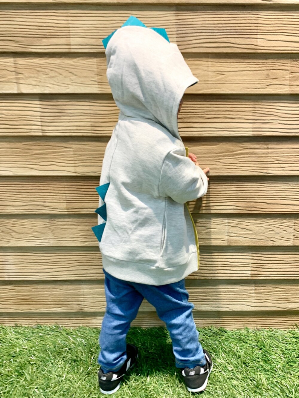 グレー系のパーカー、イエロー系のTシャツ/カットソー、ブラック系のラッピングキットを着用したキッズの春コーディネートの3枚目の写真