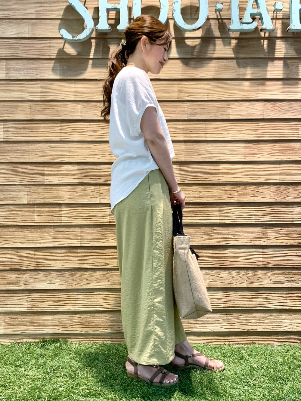 ホワイト系のシャツ/ブラウス、イエロー系のその他パンツ、ブラック系のショルダーバッグを着用したレディースの秋コーディネートの4枚目の写真