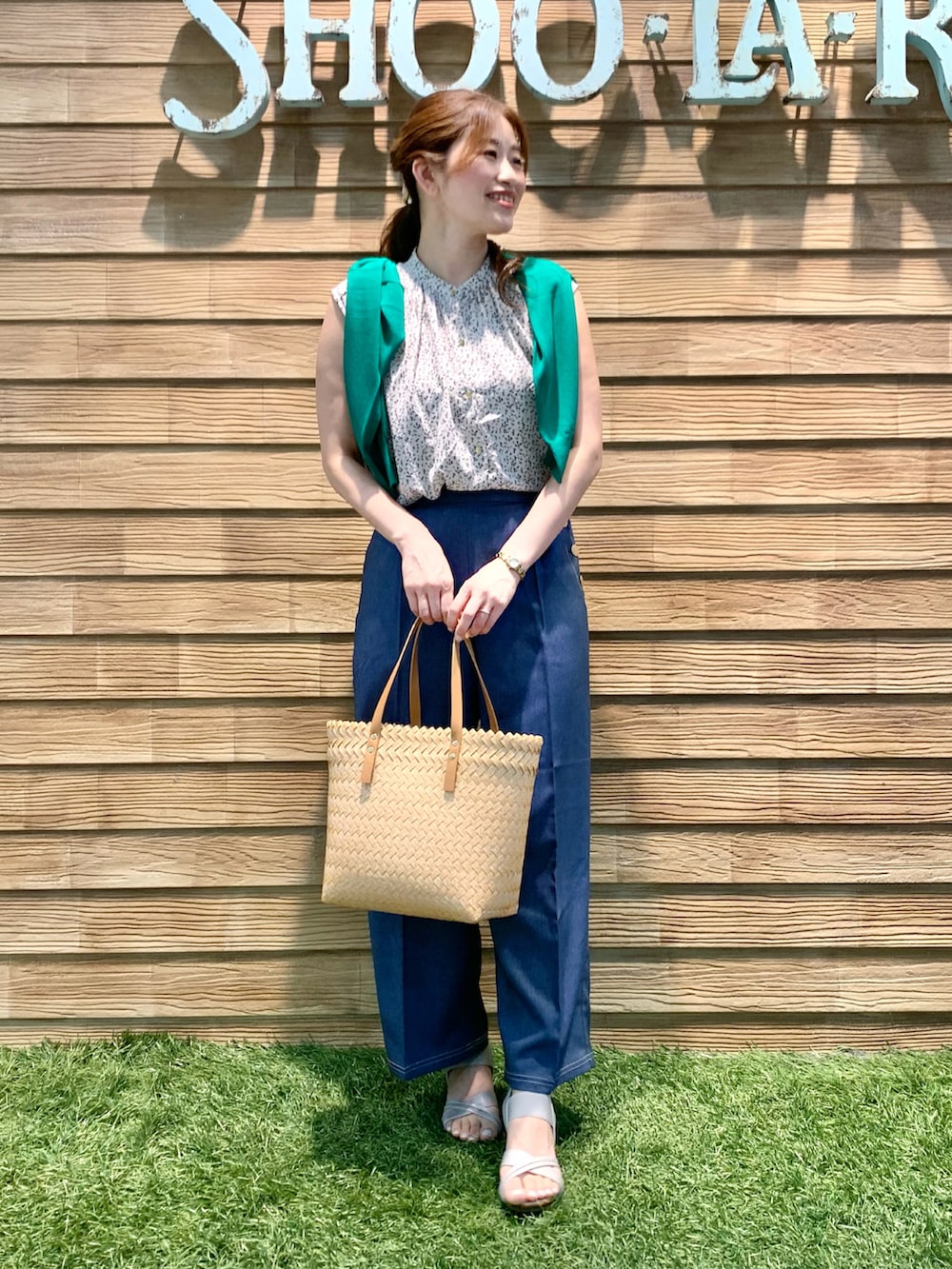 グリーン系のカーディガン/ボレロ、ホワイト系のシャツ/ブラウス、ブルー系のその他パンツを着用したレディースの夏コーディネートの2枚目の写真