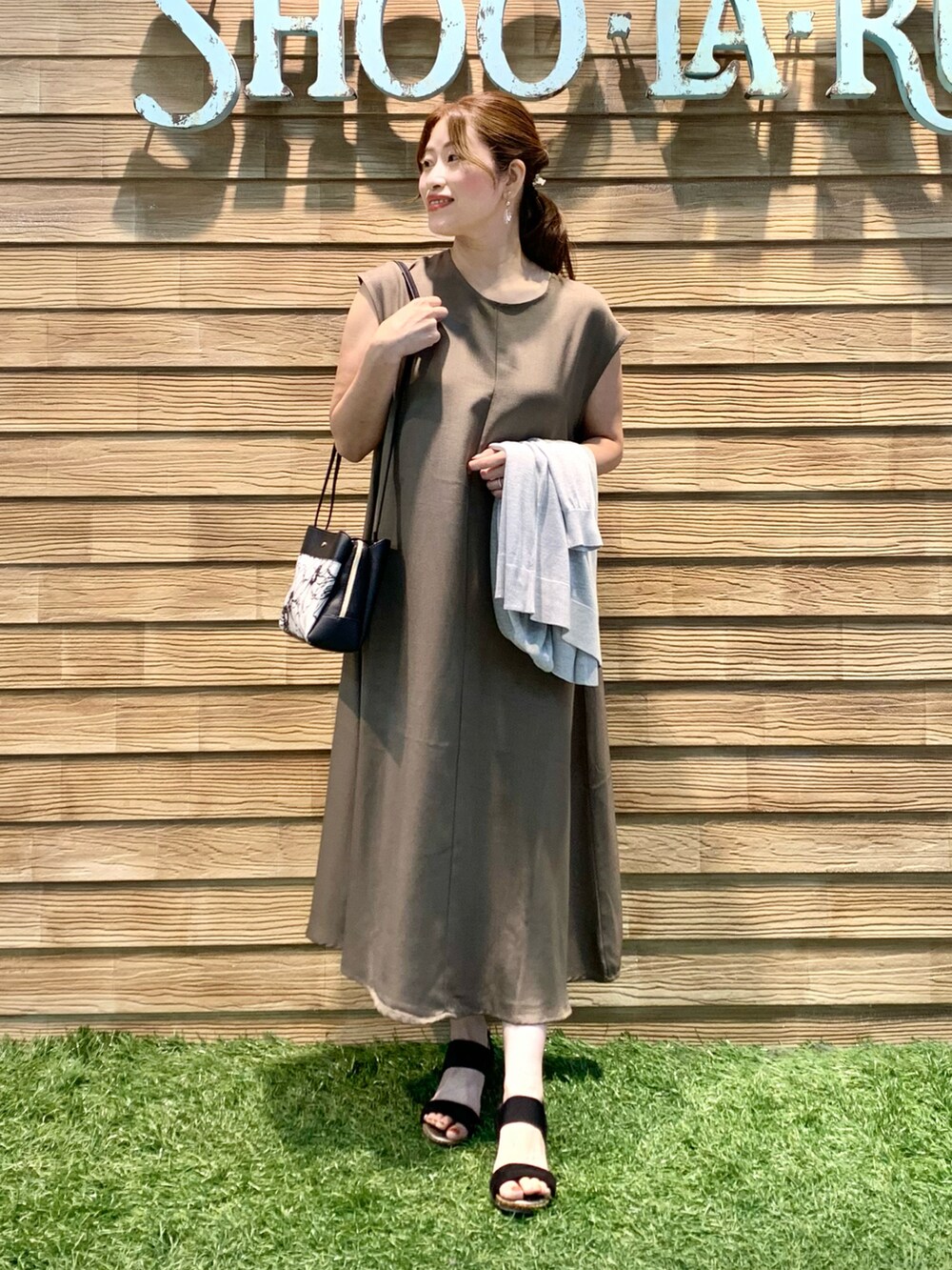 グレー系のカーディガン/ボレロ、グリーン系のワンピース、ブラック系のショルダーバッグを着用したレディースの秋コーディネートの3枚目の写真