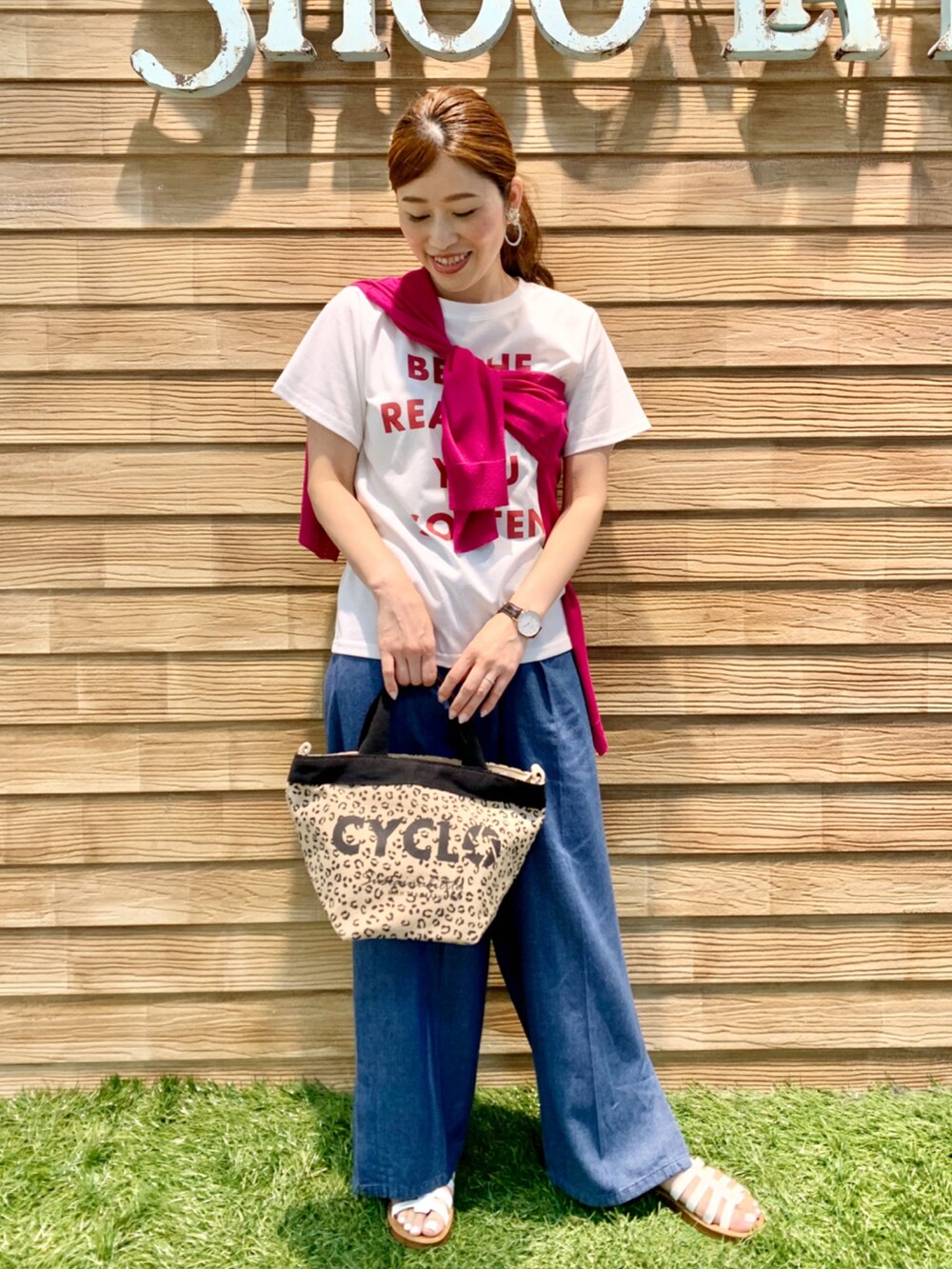 ピンク系のカーディガン/ボレロ、ホワイト系のTシャツ/カットソー、ブルー系のその他パンツを着用したレディースの夏コーディネートの2枚目の写真