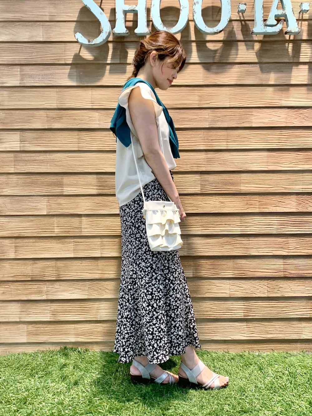 「シューラルー、ドレスキップ、大人カジュアル、きれいめカジュアル、お出かけコーデ、ベージュ、ブラウス、グリーン、カーディガン、花柄、ロングスカート、ショルダーバッグ、プチプラ、セットアップ、スウィーツ同盟会」|「DRESKIPの【セットアップ可/イージーケア】オンにもオフにも!お袖フリルブラウス(シャツ/ブラウス、ベージュ系)」を使った、E r i さん(骨格ウェーブ・レディース・162cm)の秋コーディネートの4枚目の写真