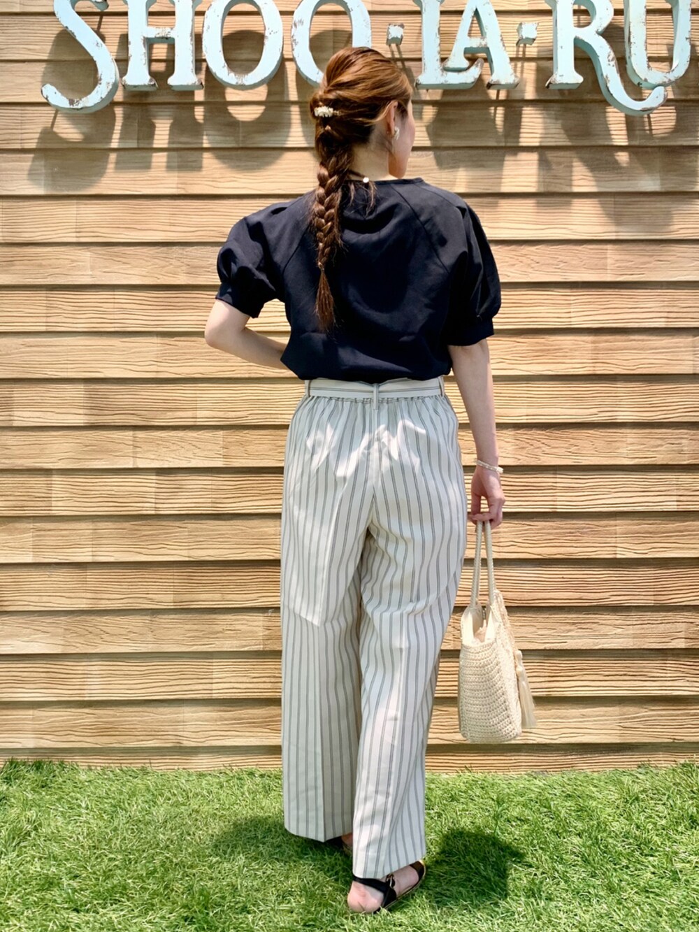 ブルー系のシャツ/ブラウス、ベージュ系のその他パンツ、ベージュ系のハンドバッグを着用したレディースの夏コーディネートの5枚目の写真