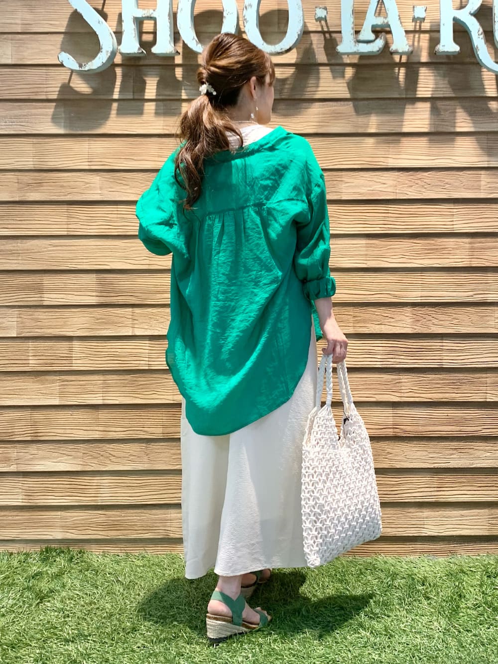 「シューラルー、ドレスキップ、キューティーブロンド、大人カジュアル、きれいめカジュアル、グリーン、シャツスタイル、シアートップス、ホワイト、ワンピース、キャミワンピ、プチプラ、カラー×コーデ、休日スタイル、サンダル」|「DRESKIPのシアーバンドカラ-シャツ(シャツ/ブラウス、グリーン系)」を使った、E r i さん(骨格ウェーブ・レディース・162cm)の夏コーディネートの5枚目の写真
