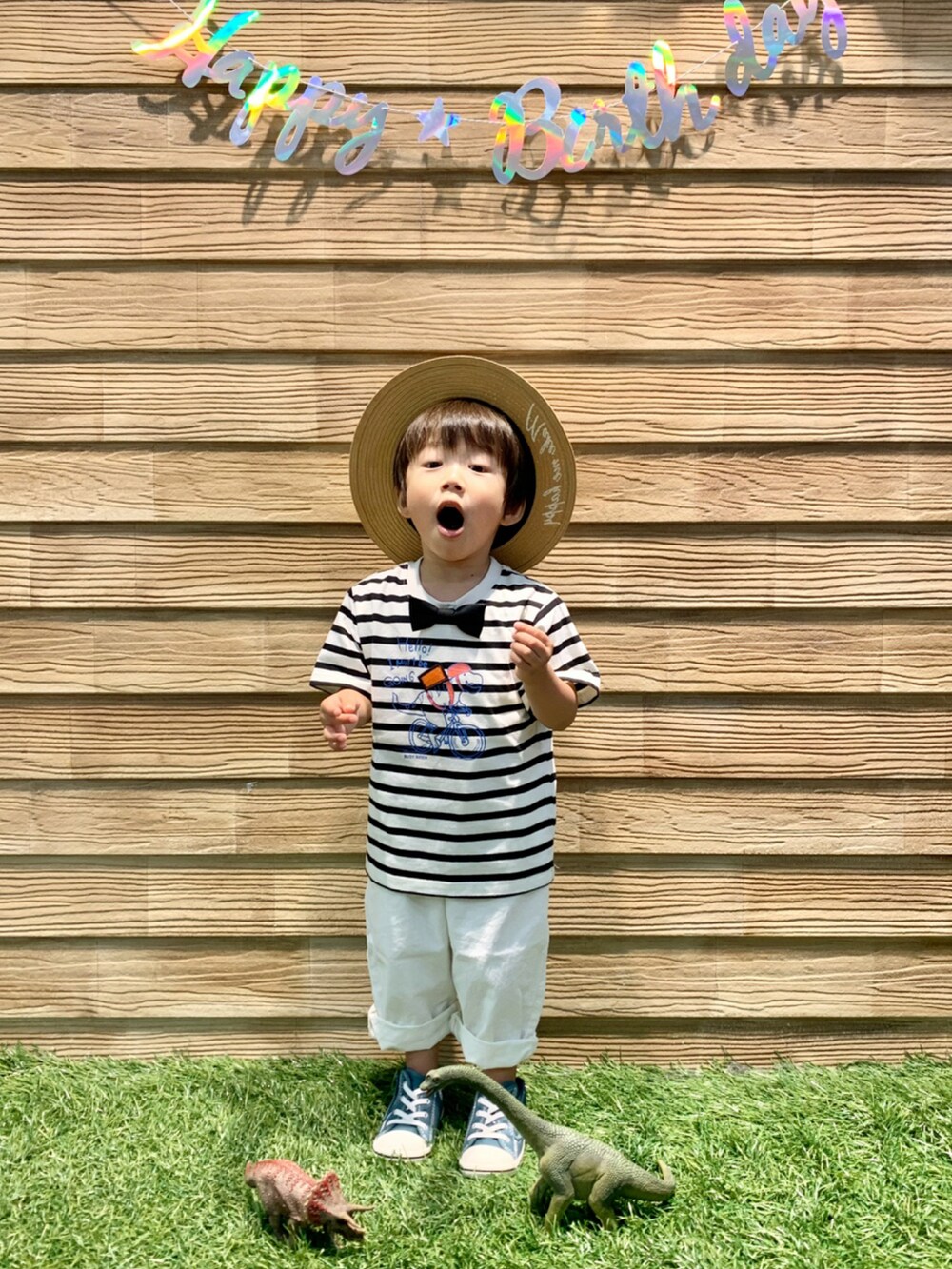 ベージュ系のTシャツ/カットソー、ホワイト系のサロペット/オーバーオール、グリーン系のスニーカーを着用したキッズの夏コーディネートの2枚目の写真