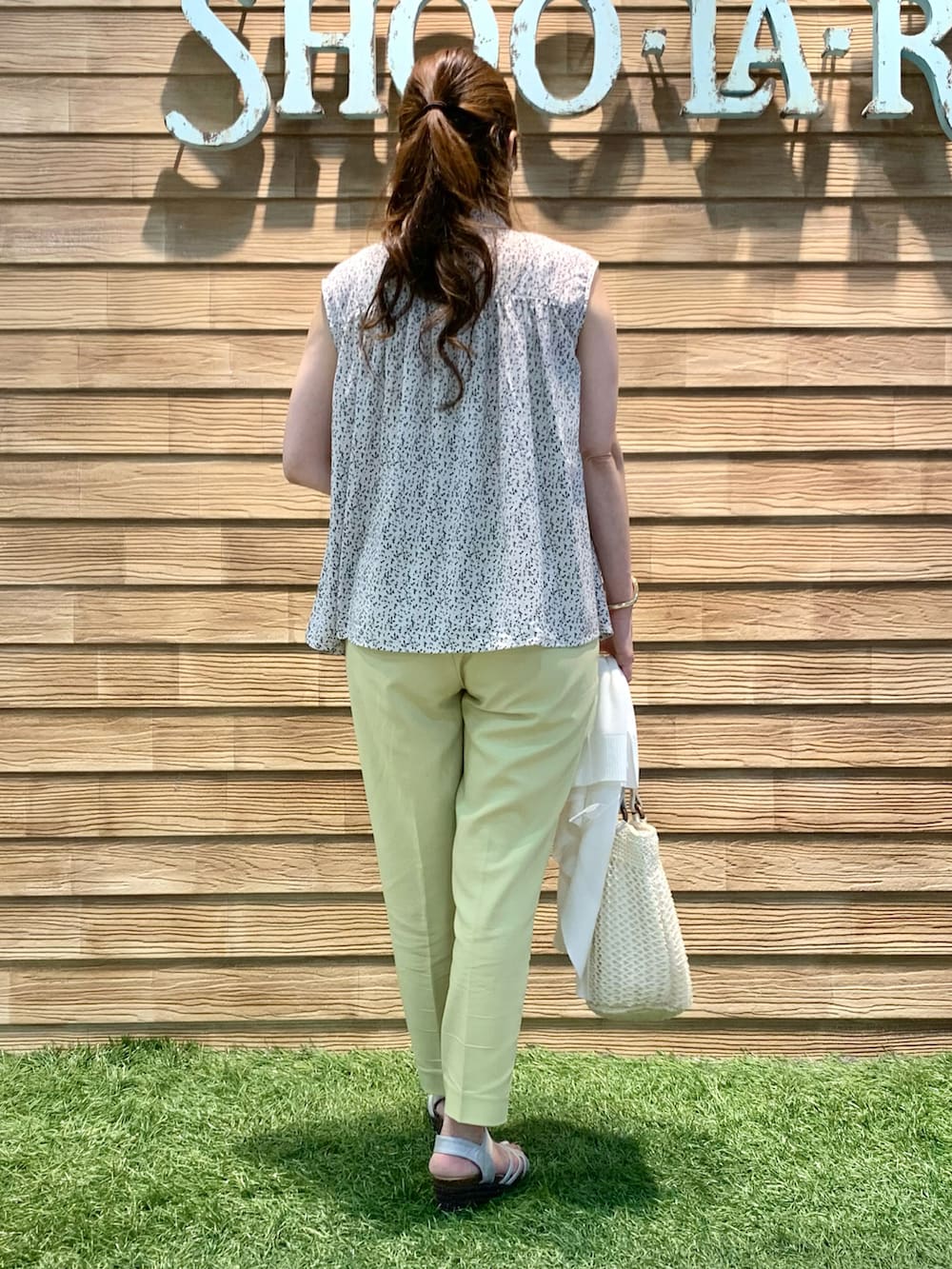 ホワイト系のシャツ/ブラウス、ホワイト系のカーディガン/ボレロ、イエロー系のその他パンツを着用したレディースの夏コーディネートの4枚目の写真