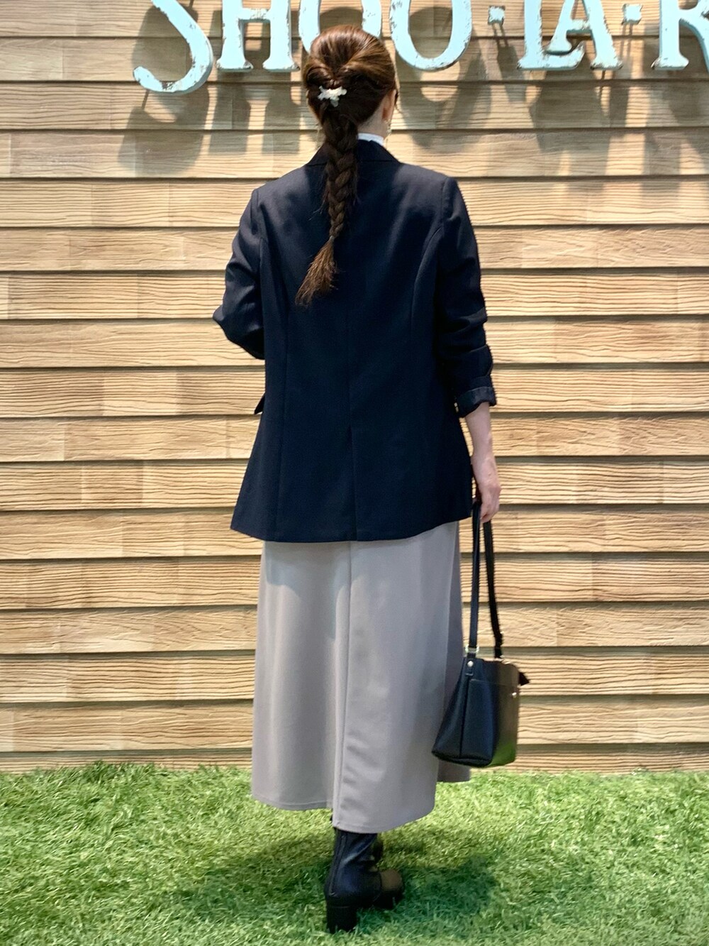 ブルー系のテーラードジャケット、ホワイト系のTシャツ/カットソー、イエロー系のワンピースを着用したレディースの春コーディネートの5枚目の写真