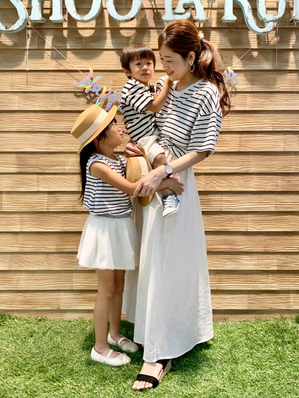 「シューラルー、ドレスキップ、キューティーブロンド、大人カジュアル、きれいめカジュアル、淡色コーデ、夏だ!Tシャツ着よう!、モノトーン、シンプルコーデ、ボーダー、Tシャツ、タックイン、スカート、サンダル、麦わら帽子」|「DRESKIPの【遮熱/接触冷感/UVカット】AIR SHIELD オーバーサイズTシャツ(Tシャツ/カットソー、ブラック系)」を使った、E r i さん(レディース・162cm)の夏コーディネートの3枚目の写真