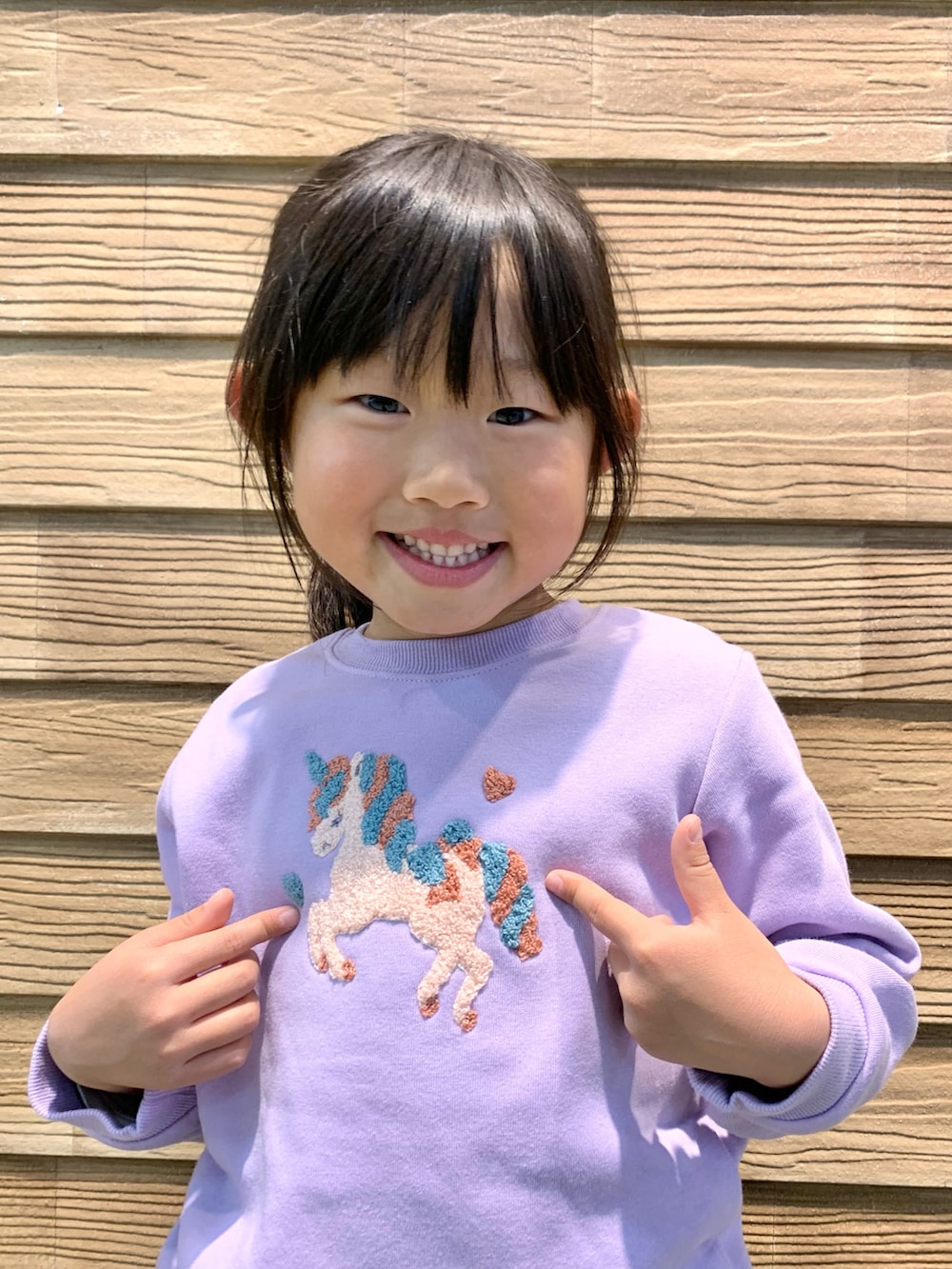 「シューラルー、キッズコーデ、キッズファッション、子供服、リンクコーデ、おそろいコーデ、ラクチンコーデ、ユニコーン、スゥエット、パンツスタイル、STOP 誹謗中傷、WEARは皆の拠り所、笑顔の輪を繋ごう、繋ごう素敵な心の声を、笑顔拡散」｜「SHOO・LA・RUEの【90-140cm/速乾】CVC裏起毛さがらスウェット（スウェット、パープル系）」を使った、E r i   さん（キッズ・110cm）の冬コーディネートの4枚目の写真