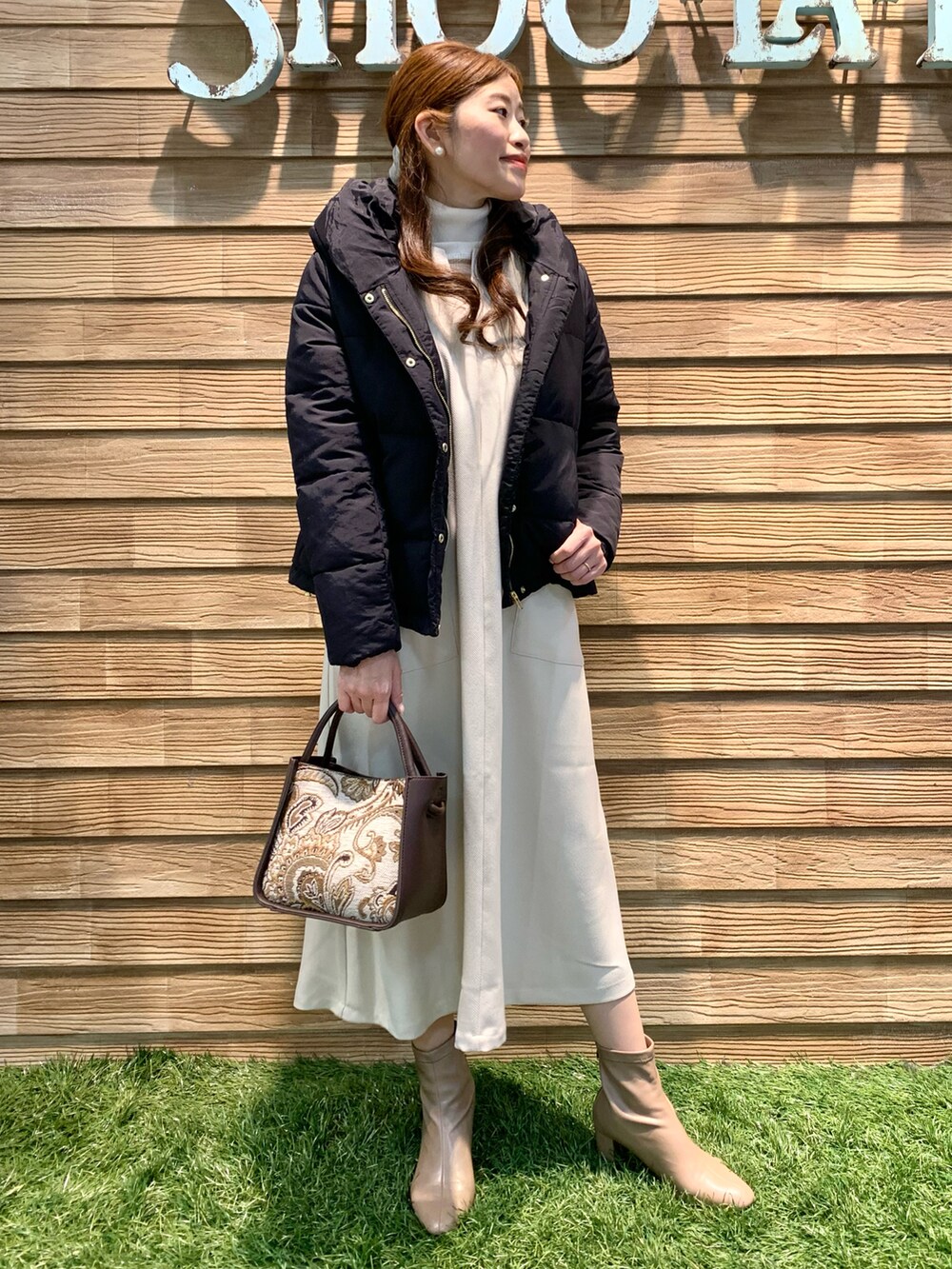 ブラック系のその他アウター、ベージュ系のワンピース、ベージュ系のニット/セーターを着用したレディースの冬コーディネートの2枚目の写真