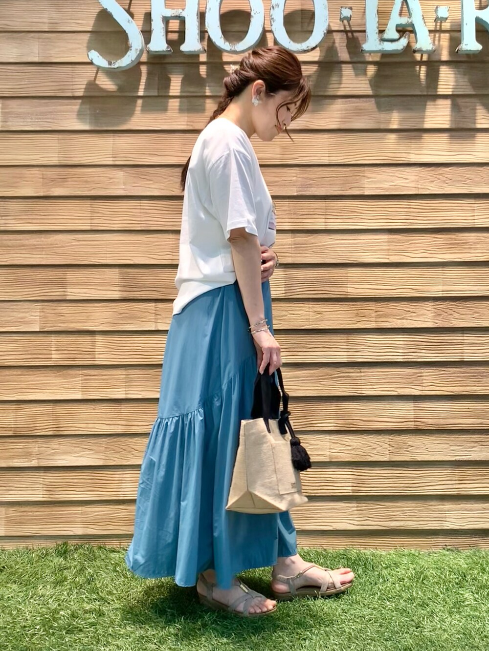 ホワイト系のTシャツ/カットソー、ブルー系のスカート、ブラック系のトートバッグを着用したレディースの秋コーディネートの4枚目の写真