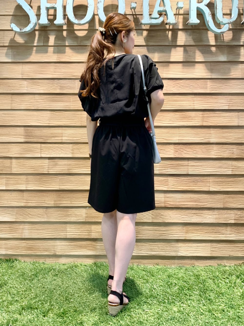 ブラック系のシャツ/ブラウス、ブラック系のその他パンツ、シルバー系のショルダーバッグを着用したレディースの夏コーディネートの5枚目の写真