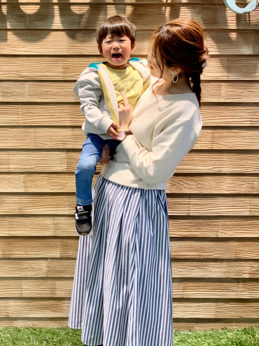 グレー系のパーカー、イエロー系のTシャツ/カットソー、ブラック系のラッピングキットを着用したキッズの春コーディネートの4枚目の写真