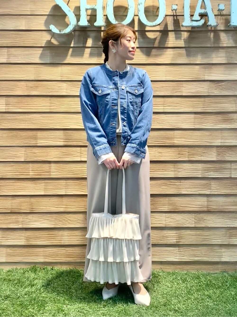 ホワイト系のTシャツ/カットソー、ベージュ系のサロペット/オーバーオール、ブルー系のデニムジャケットを着用したレディースの春コーディネートの3枚目の写真