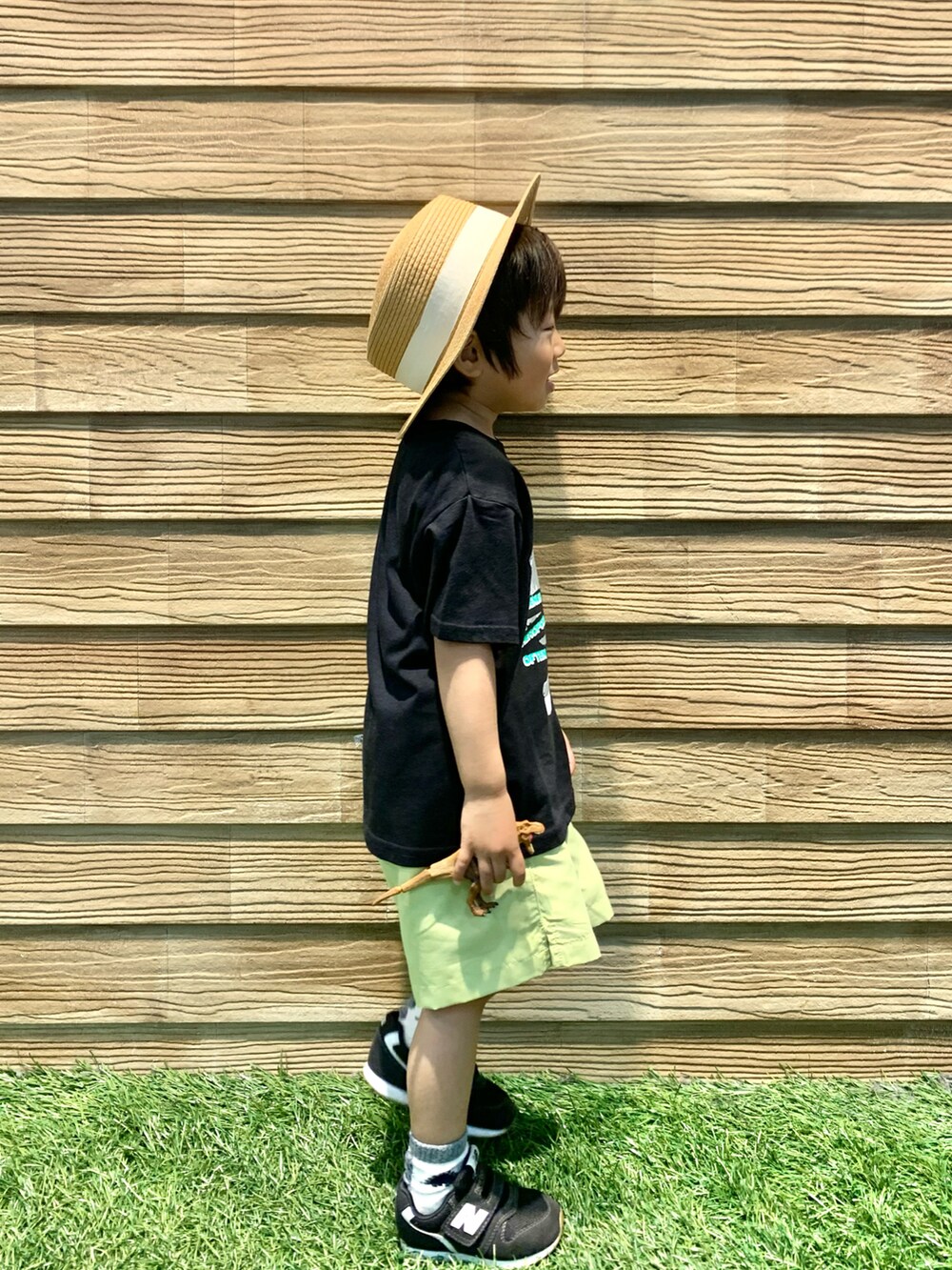 ブラック系のTシャツ/カットソー、イエロー系のその他パンツ、ベージュ系のハットを着用したキッズの夏コーディネートの3枚目の写真