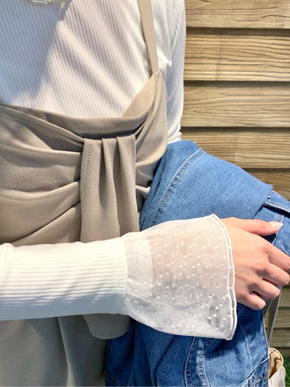 ホワイト系のTシャツ/カットソー、ベージュ系のサロペット/オーバーオール、ブルー系のデニムジャケットを着用したレディースの春コーディネートの6枚目の写真