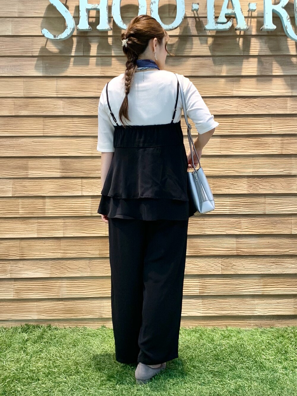 ブラック系のタンクトップ、ホワイト系のTシャツ/カットソー、ブラック系のその他パンツを着用したレディースの秋コーディネートの5枚目の写真