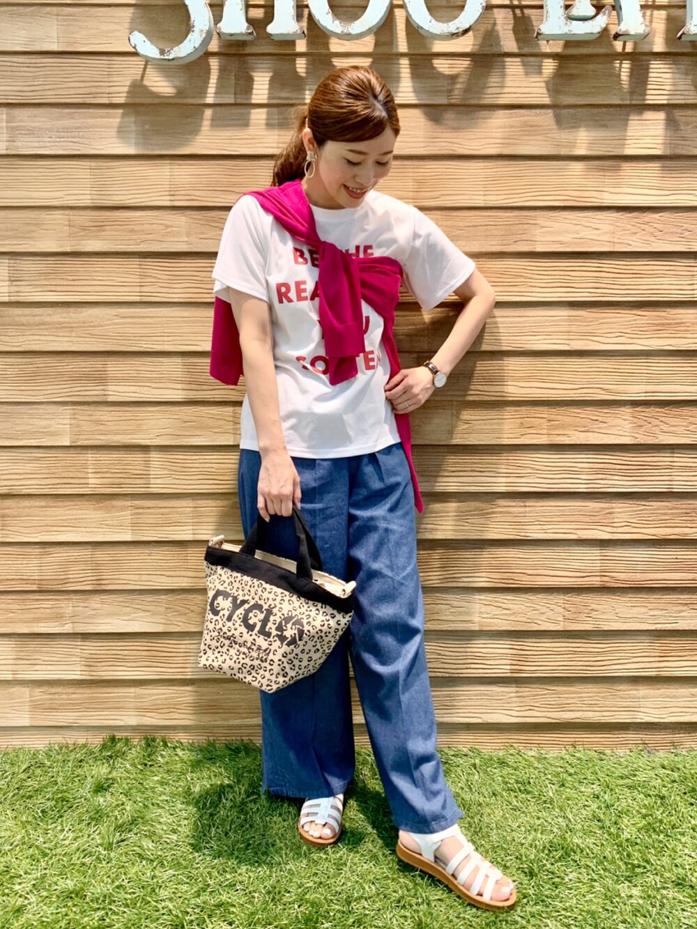 ピンク系のカーディガン/ボレロ、ホワイト系のTシャツ/カットソー、ブルー系のその他パンツを着用したレディースの夏コーディネートの3枚目の写真