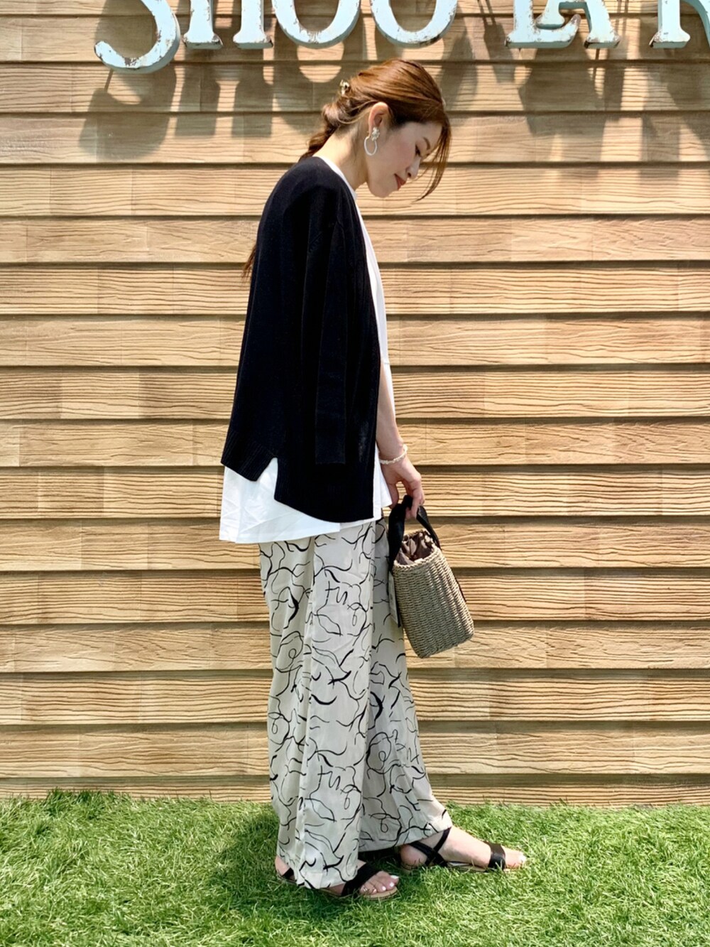 「シューラルー、ドレスキップ、大人カジュアル、きれいめカジュアル、夏コーデ、休日スタイル、モノトーン、モード、カーディガン、プルオーバー、ワイドパンツ、かごバッグ、サンダル、バッキーさんフェス、サリちゃんありがとう💖」|「DRESKIPの【洗える/UV】ショ-ト衿トッパ-ニットカーディガン【貴島明日香さん着用】(カーディガン/ボレロ、ブラック系)」を使った、E r i さん(レディース・162cm)の夏コーディネートの4枚目の写真