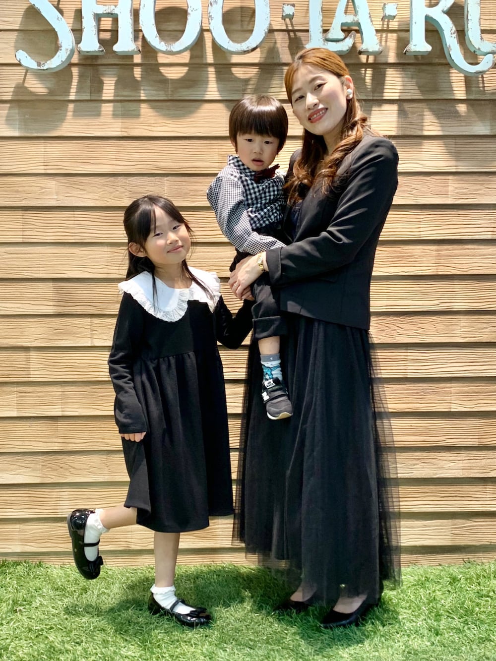 「シューラルー、シューラルーキッズ、キッズ、卒園式、入園式、入学式、発表会、フォーマル、モノトーン、ブラック、ブラックコーデ、チェック、シャツスタイル、パンツスタイル、ネクタイコーデフェス2023」｜「SHOO・LA・RUEの【110-140cm/プチセレ】蝶ネクタイ付きシャツ（シャツ/ブラウス、ブラック系）」を使った、E r i   さん（骨格ウェーブ・キッズ・90cm）の春コーディネートの5枚目の写真