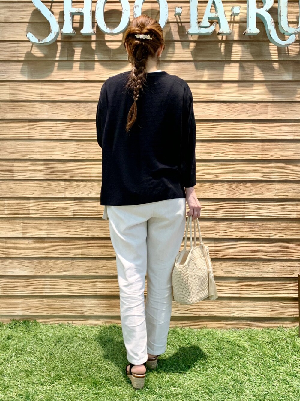 ブラック系のカーディガン/ボレロ、ブラック系のTシャツ/カットソー、ベージュ系のその他パンツを着用したレディースの夏コーディネートの5枚目の写真