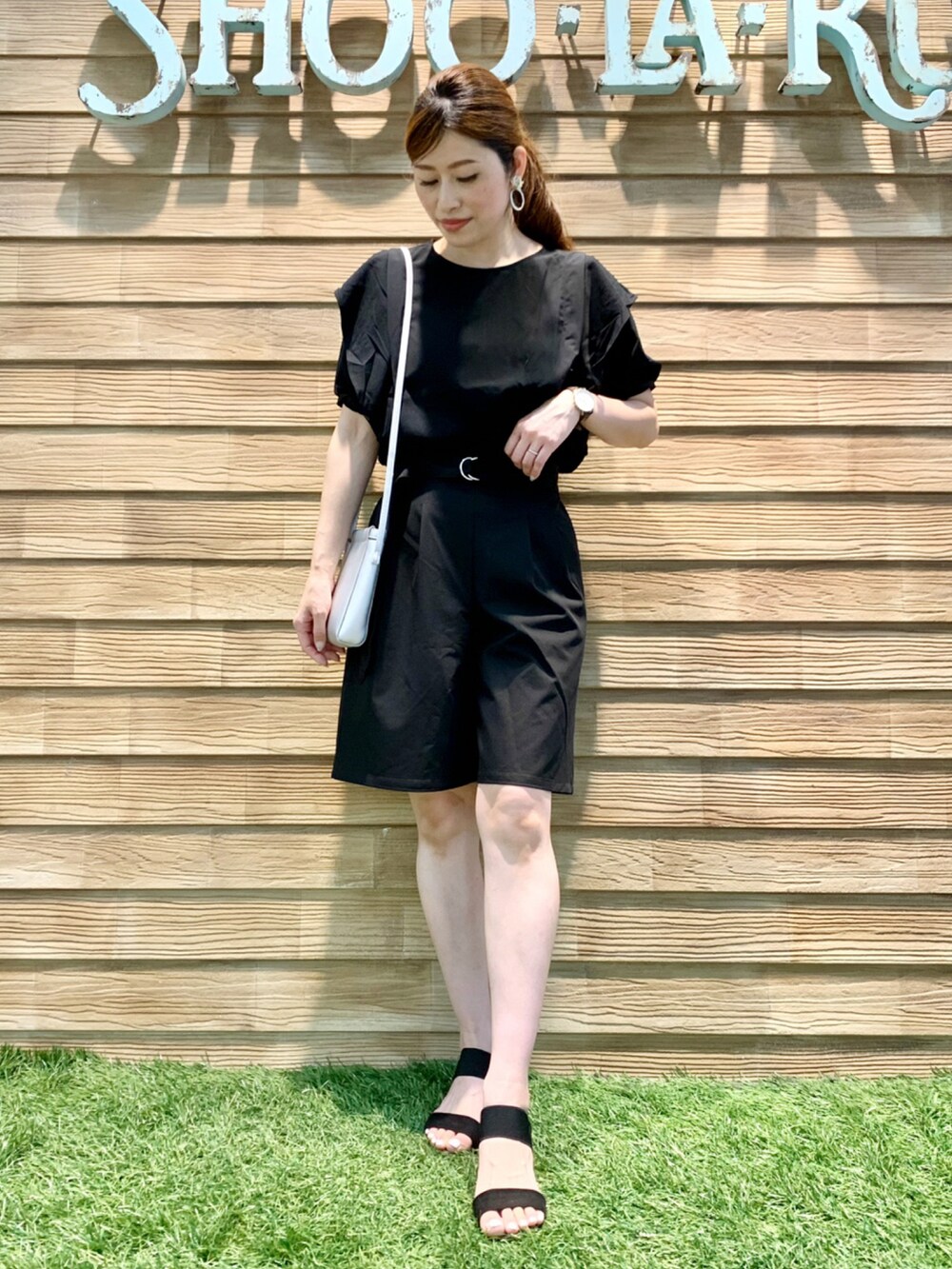 ブラック系のシャツ/ブラウス、ブラック系のその他パンツ、シルバー系のショルダーバッグを着用したレディースの夏コーディネートの2枚目の写真