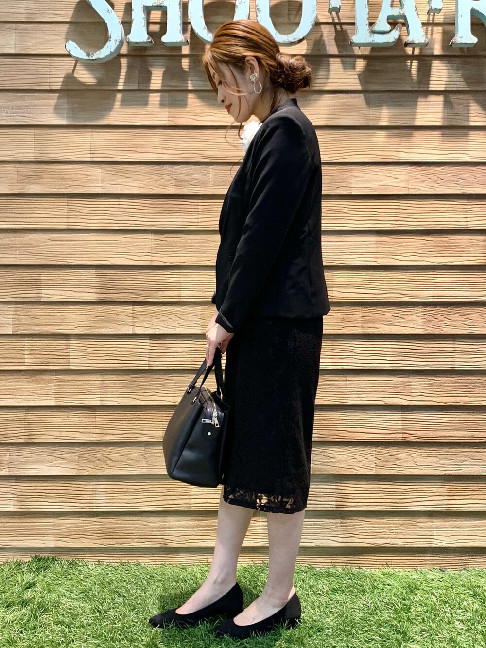 ブラック系のノーカラージャケット、ホワイト系のシャツ/ブラウス、ブラック系のスカートを着用したレディースの冬コーディネートの5枚目の写真