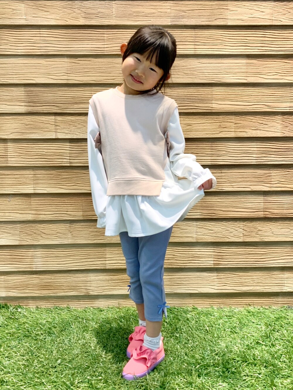 「シューラルー、シューラルーキッズ、キッズコーデ、キッズファッション、春コーデ、カラー×コーデ、プチプラ、女の子、ピンク、フリル、フリルトップス、プルオーバー、パンツスタイル、スリッポン」|「SHOO・LA・RUEの【90-130cm】裏毛ベスト風ドッキングトレーナー(スウェット、ホワイト系)」を使った、E r i さん(キッズ・110cm)の春コーディネートの2枚目の写真