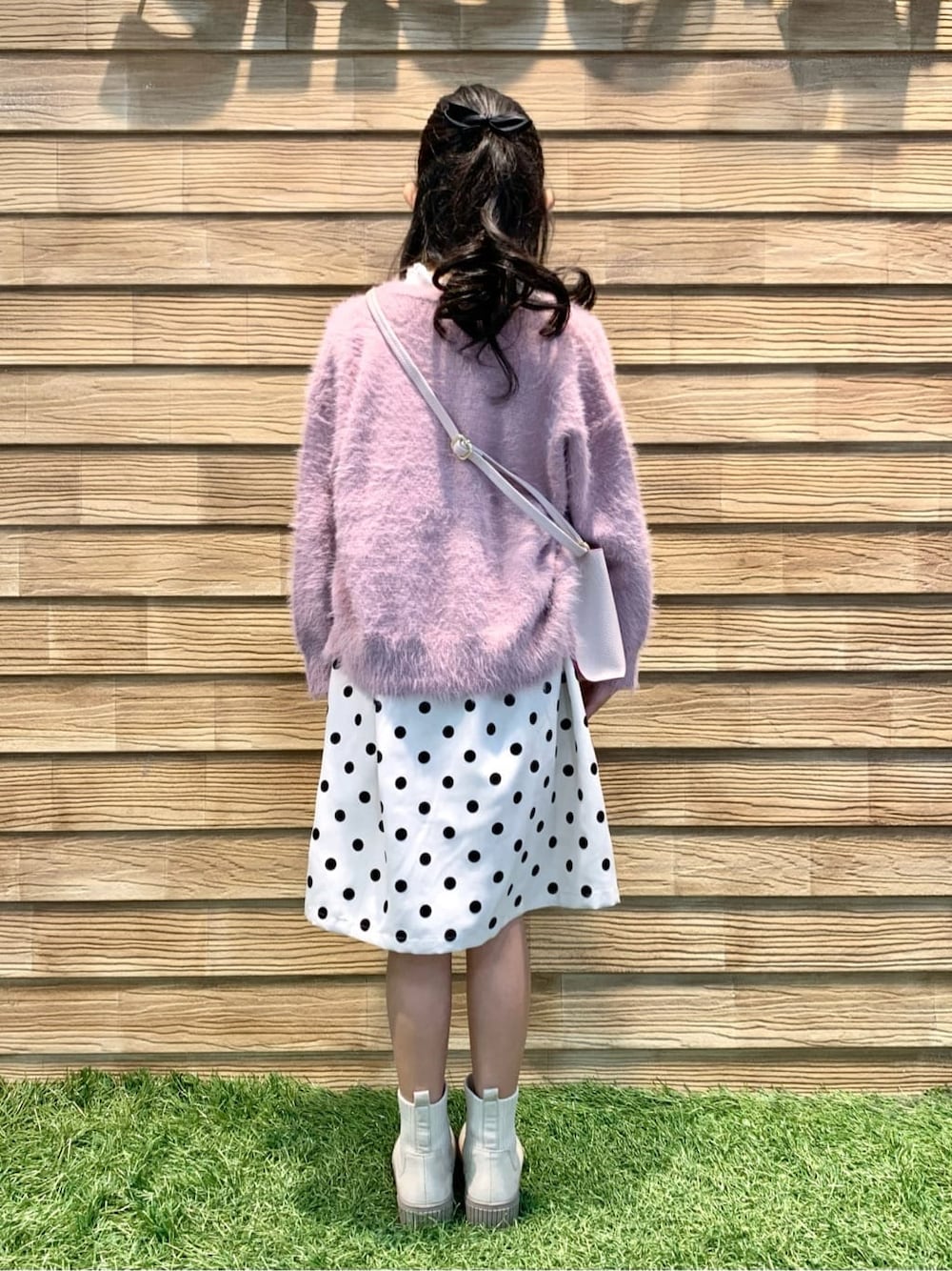 ホワイト系のTシャツ/カットソー、ホワイト系のワンピースを着用したキッズの冬コーディネートの3枚目の写真