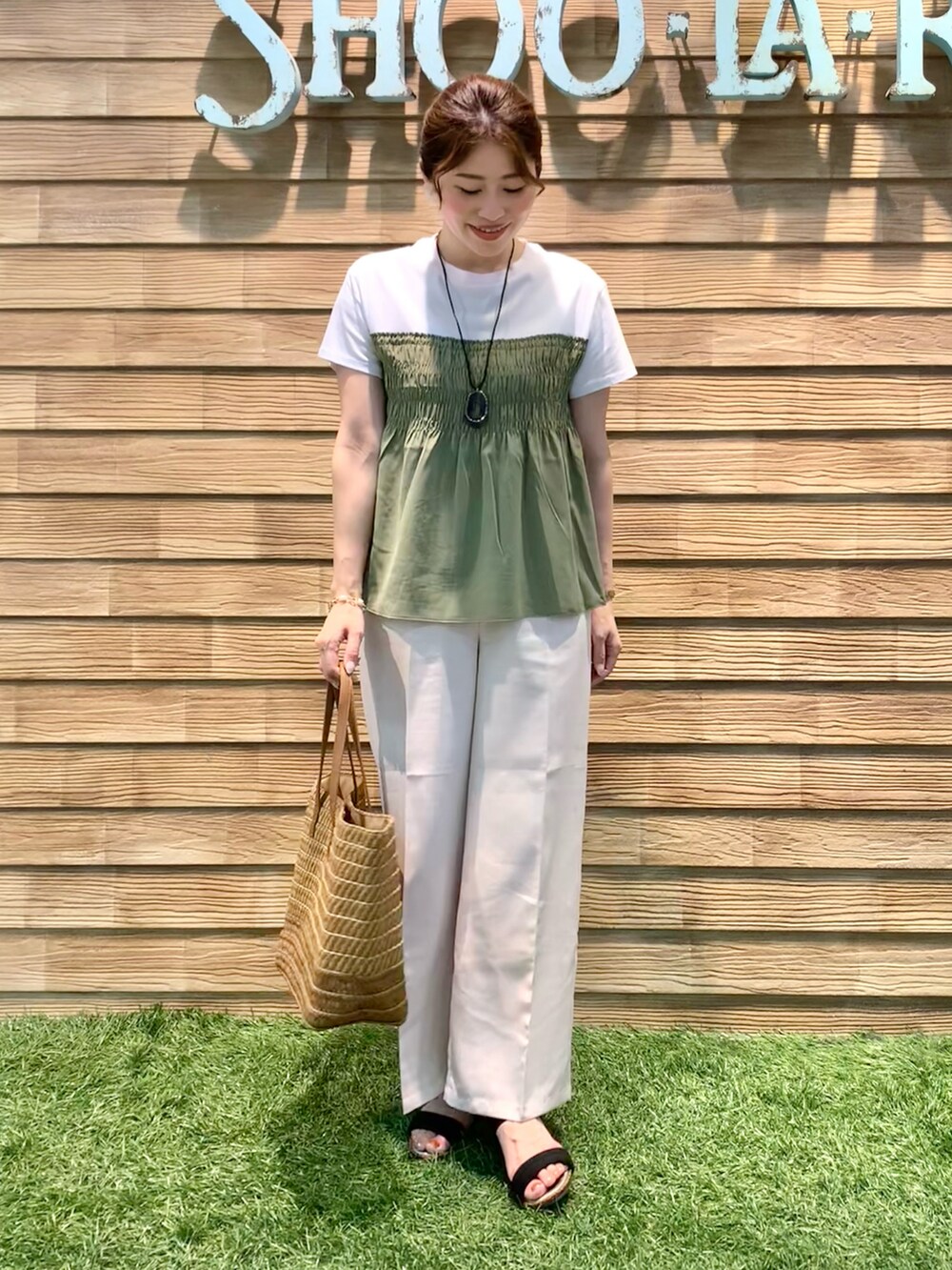 グリーン系のTシャツ/カットソー、ベージュ系のその他パンツ、ブラウン系のトートバッグを着用したレディースの秋コーディネートの3枚目の写真