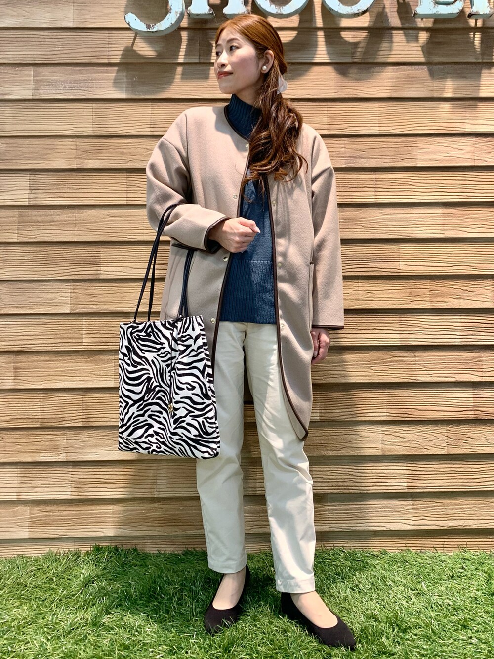 「テーパードパンツ、トートバッグ、パンプス、冬コーデ、タートルネック、大人カジュアル、ノーカラーコート、きれいめカジュアル、ゼブラ柄、シューラルー、ドレスキップ、STOP 誹謗中傷、WEARは皆の拠り所、笑顔の輪を繋ごう、繋ごう素敵な心の声を」｜「DRESKIPのパイピングウール調コート（ノーカラーコート、ベージュ系）」を使った、E r i   さん（レディース・162cm）の冬コーディネートの2枚目の写真