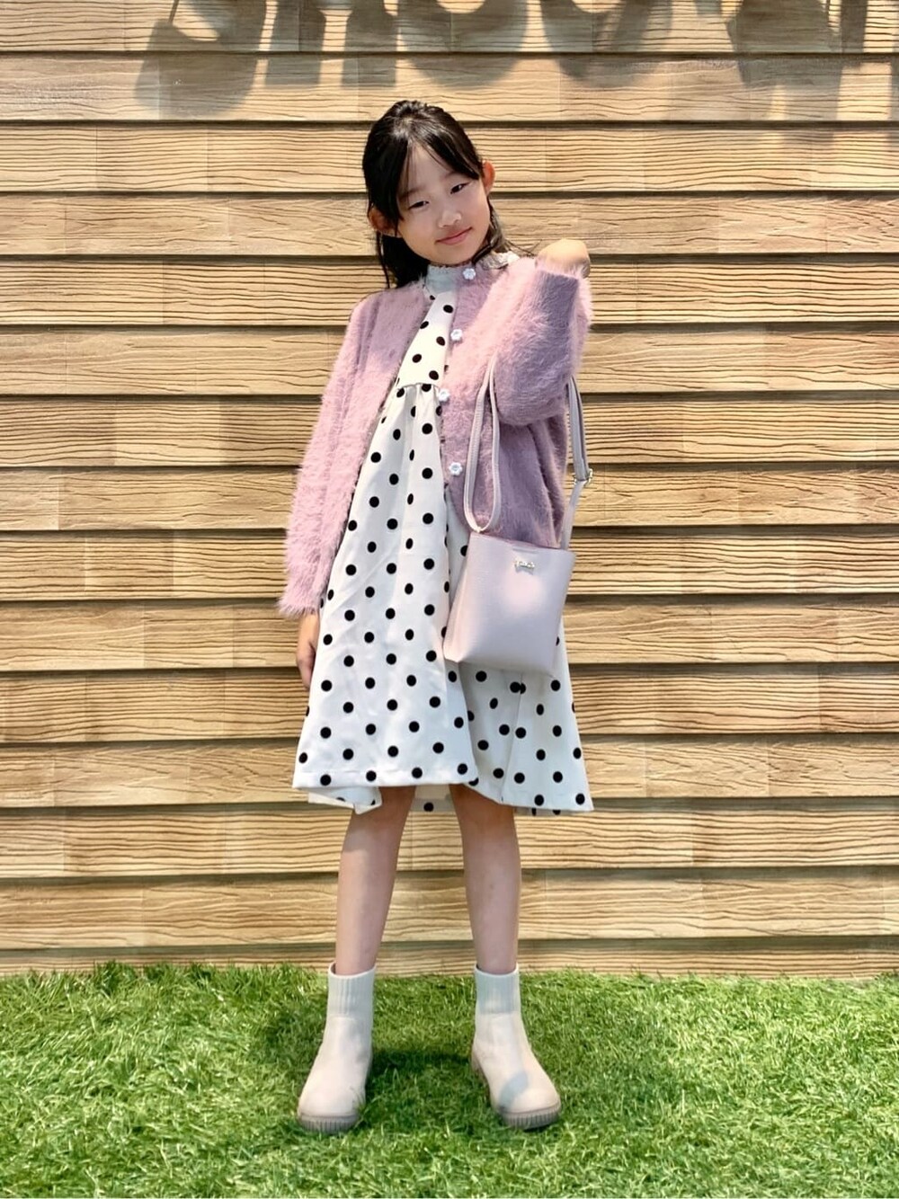 ホワイト系のTシャツ/カットソー、ホワイト系のワンピースを着用したキッズの冬コーディネートの5枚目の写真