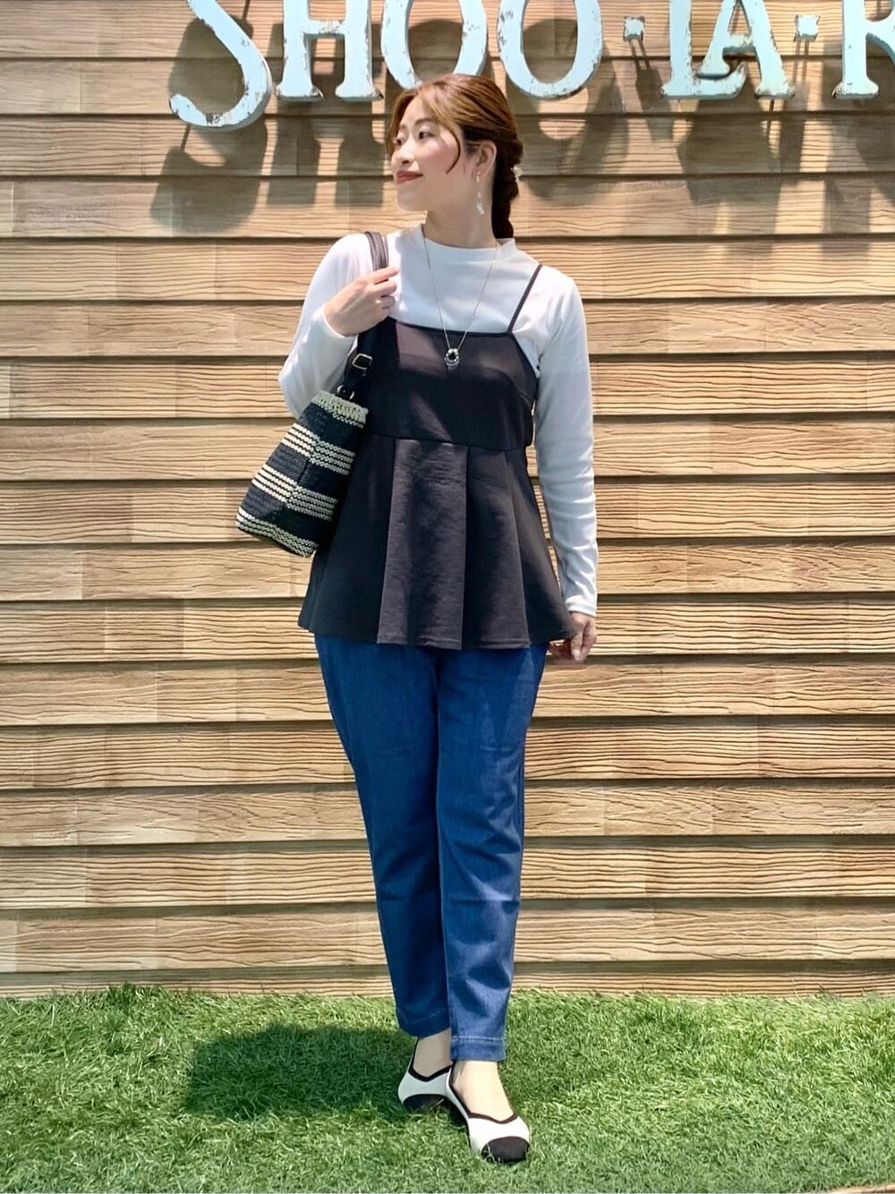ブルー系のデニムパンツを着用したレディースの春コーディネートの2枚目の写真
