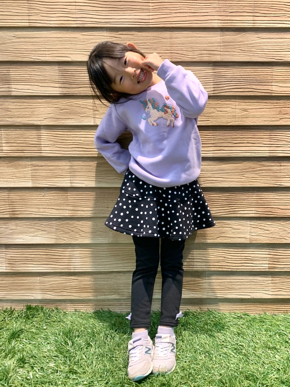「シューラルー、キッズコーデ、キッズファッション、子供服、リンクコーデ、おそろいコーデ、ラクチンコーデ、ユニコーン、スゥエット、パンツスタイル、STOP 誹謗中傷、WEARは皆の拠り所、笑顔の輪を繋ごう、繋ごう素敵な心の声を、笑顔拡散」｜「SHOO・LA・RUEの【90-140cm/速乾】CVC裏起毛さがらスウェット（スウェット、パープル系）」を使った、E r i   さん（キッズ・110cm）の冬コーディネートの3枚目の写真