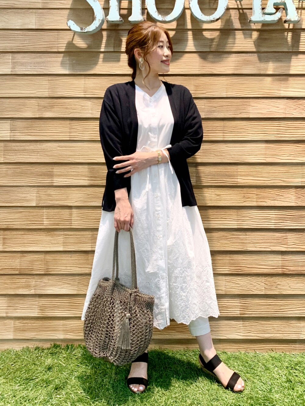 ホワイト系のワンピース、ブラック系のカーディガン/ボレロ、ホワイト系のその他パンツを着用したレディースの春コーディネートの2枚目の写真