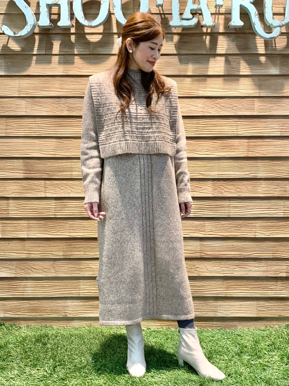 ブラウン系のワンピース、ホワイト系のブーツ、ベージュ系のその他を着用したレディースの冬コーディネートの3枚目の写真