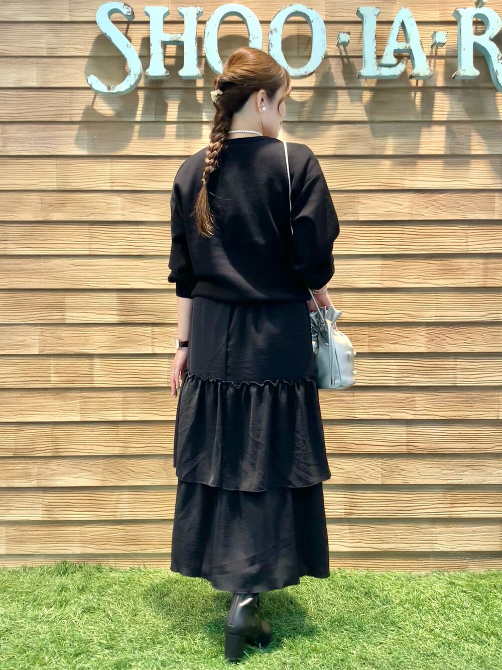 「シューラルー、キューティーブロンド、大人カジュアル、きれいめカジュアル、お出かけコーデ、モノトーン、ブラックコーデ、ブラック、ニット、スカート、ブーツ、シルバー、ショルダーバッグ」|「SHOO・LA・RUEの【洗える/S-LL】ちくちくしにくい優しいサガラロゴニット(ニット/セーター、ブラック系)」を使った、E r i さん(レディース・162cm)の秋コーディネートの5枚目の写真