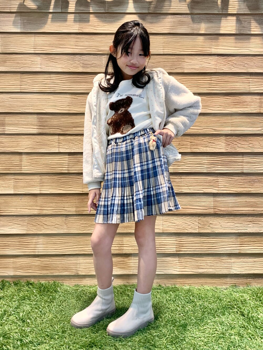 「シューラルー、シューラルーキッズ、女の子、シンプルコーデ、おでかけコーデ、淡色コーデ、ホワイトコーデ、ホワイト、パーカー、くまさん、ニット、ブルー、チェック、スカート、ブーツ」|「SHOO・LA・RUEの【110-140cm】フェイクファー耳付きパーカー(ブルゾン、ベージュ系)」を使った、E r i さん(キッズ・137cm)の春コーディネートの4枚目の写真