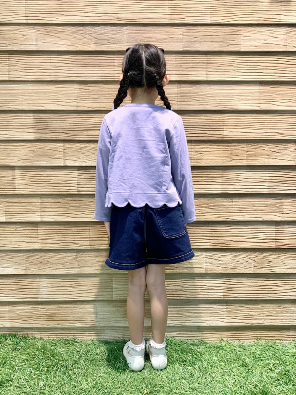 パープル系のカーディガン/ボレロ、ホワイト系のTシャツ/カットソー、ブルー系のその他パンツを着用したキッズの秋コーディネートの5枚目の写真