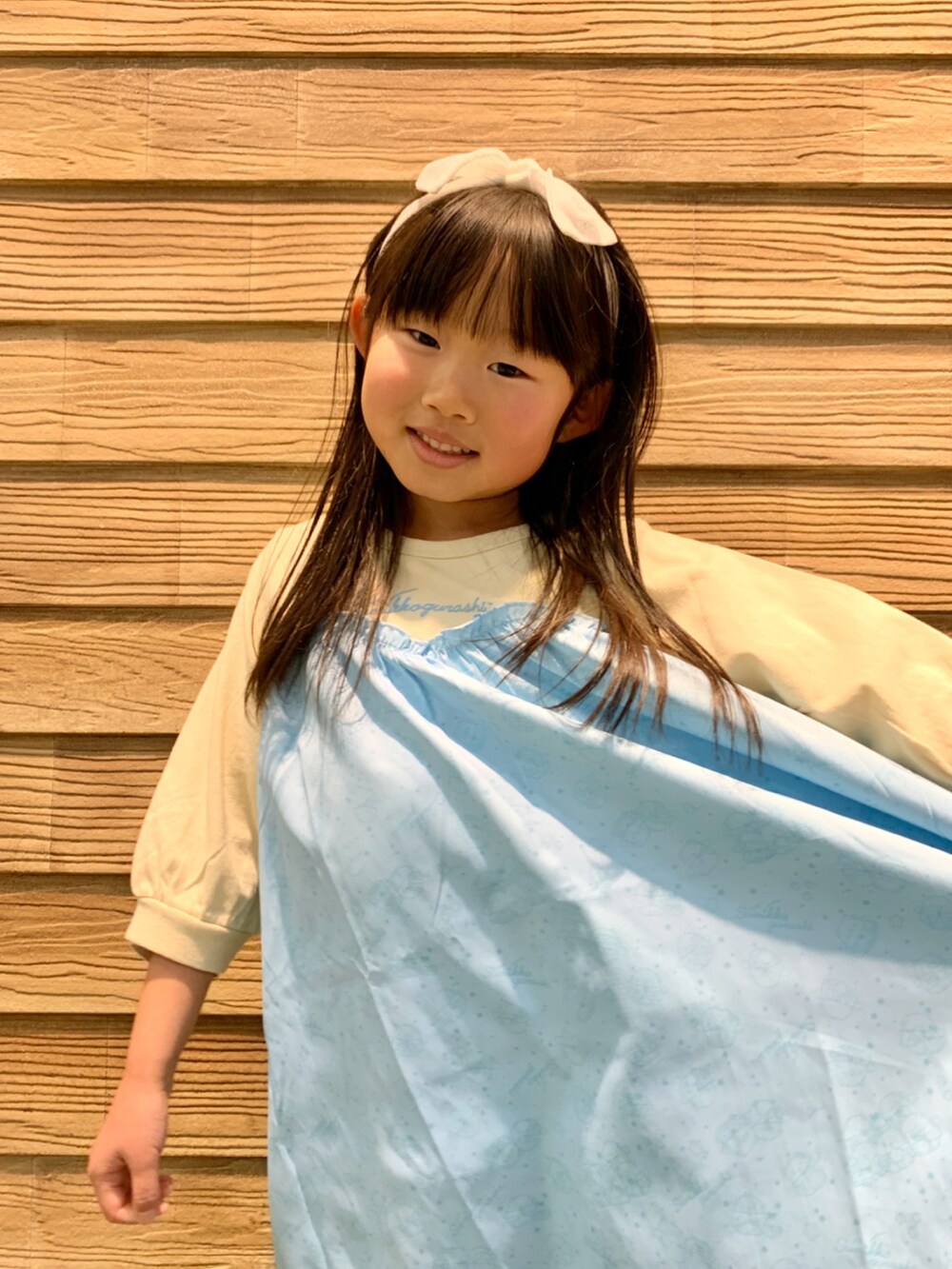 「シューラルー、シューラルーキッズ、キッズコーデ、キッズファッション、女の子、かわいい、春コーデ、春色、すみっコぐらし、ブルー、ブルー x ホワイト、ワンピース、ヘアバンド、バレエシューズ、プチプラコーデ」｜「すみっコワンピース🐻‍❄️💓のアイテム（ワンピース/ドレス、ブルー系）」を使った、E r i   さん（キッズ・110cm）の春コーディネートの5枚目の写真