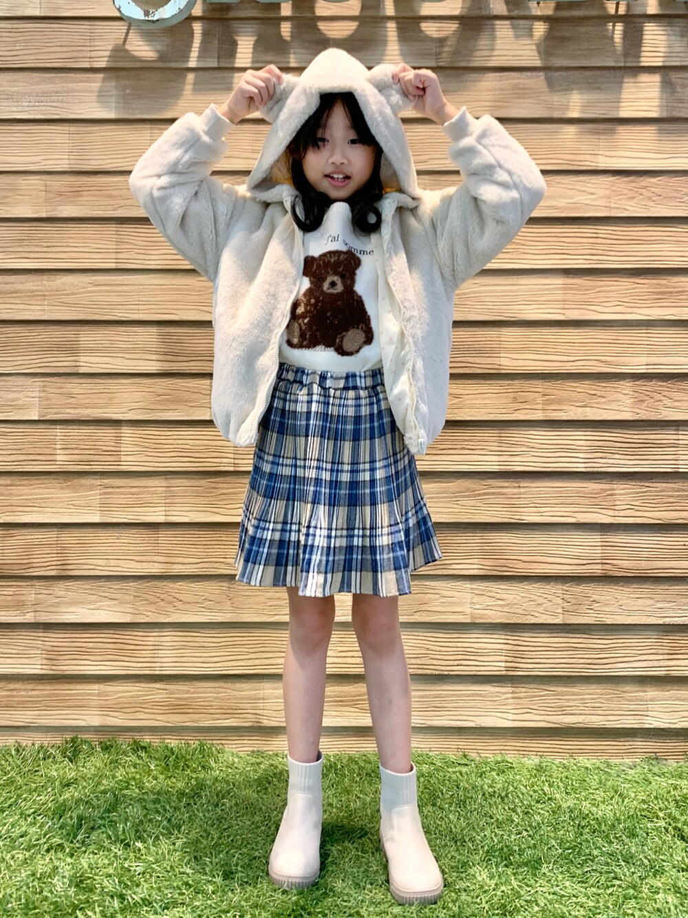 「シューラルー、シューラルーキッズ、女の子、シンプルコーデ、おでかけコーデ、淡色コーデ、ホワイトコーデ、ホワイト、パーカー、くまさん、ニット、ブルー、チェック、スカート、ブーツ」|「SHOO・LA・RUEの【110-140cm】フェイクファー耳付きパーカー(ブルゾン、ベージュ系)」を使った、E r i さん(キッズ・137cm)の春コーディネートの2枚目の写真